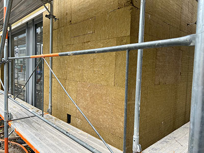 Dämmung durchgeführt in Bern und Umgebung von der Firma MEGA Partner GmbH. Auf dem Bild sehen wir eine isolierte Wand. Die Dämmung ist ein wichtiger Bestandteil des Hauses. Wir machen Dämmung der Hauswand, damit das Haus im Winter wärmer und im Sommer kühler ist. Dämmung durchgeführt in Bern und Umgebung von der Firma MEGA Partner GmbH. Auf dem Bild sehen wir eine isolierte Wand. Die Dämmung ist ein wichtiger Bestandteil des Hauses. Wir machen Dämmung der Hauswand, damit das Haus im Winter wärmer und im Sommer kühler ist.