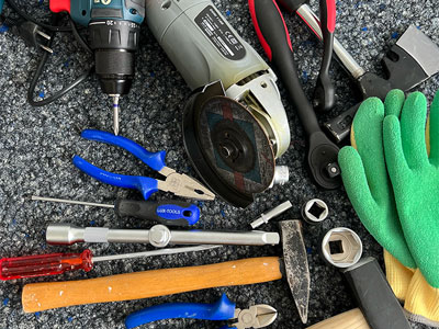 Demontage bzw. Rückbau durchgeführt in Bern und Umgebung von der Firma MEGA Partner GmbH. Foto: Diese Werkzeuge werden von der MEGA Partner GmbH verwendet, um alte, nicht mehr benötigte Teile vor Beginn der Renovierungsarbeiten zu entfernen. Demontage bzw. Rückbau durchgeführt in Bern und Umgebung von der Firma MEGA Partner GmbH. Foto: Diese Werkzeuge werden von der MEGA Partner GmbH verwendet, um alte, nicht mehr benötigte Teile vor Beginn der Renovierungsarbeiten zu entfernen.