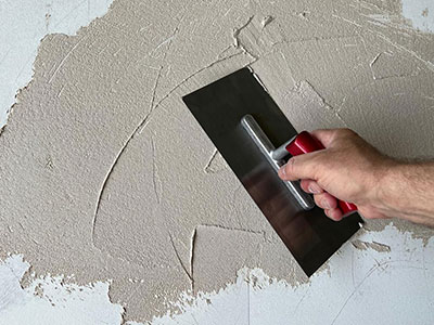 Gipserarbeiten durchgeführt in Bern und Umgebung von der Firma MEGA Partner GmbH. Auf diesem Foto nivelliert ein Gipser die Wand mit Spachtel und Spachtelmasse. Gipserarbeiten durchgeführt in Bern und Umgebung von der Firma MEGA Partner GmbH. Auf diesem Foto nivelliert ein Gipser die Wand mit Spachtel und Spachtelmasse.